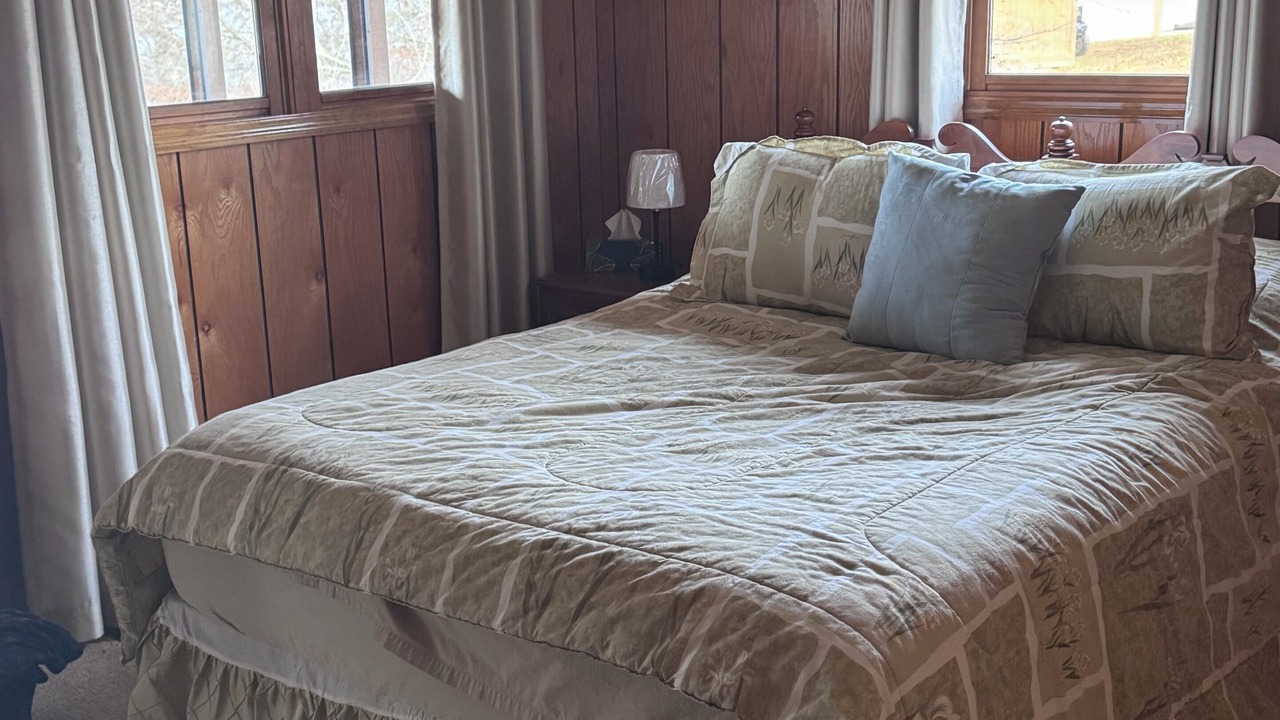 Photo of Bedroom in Byrdstown