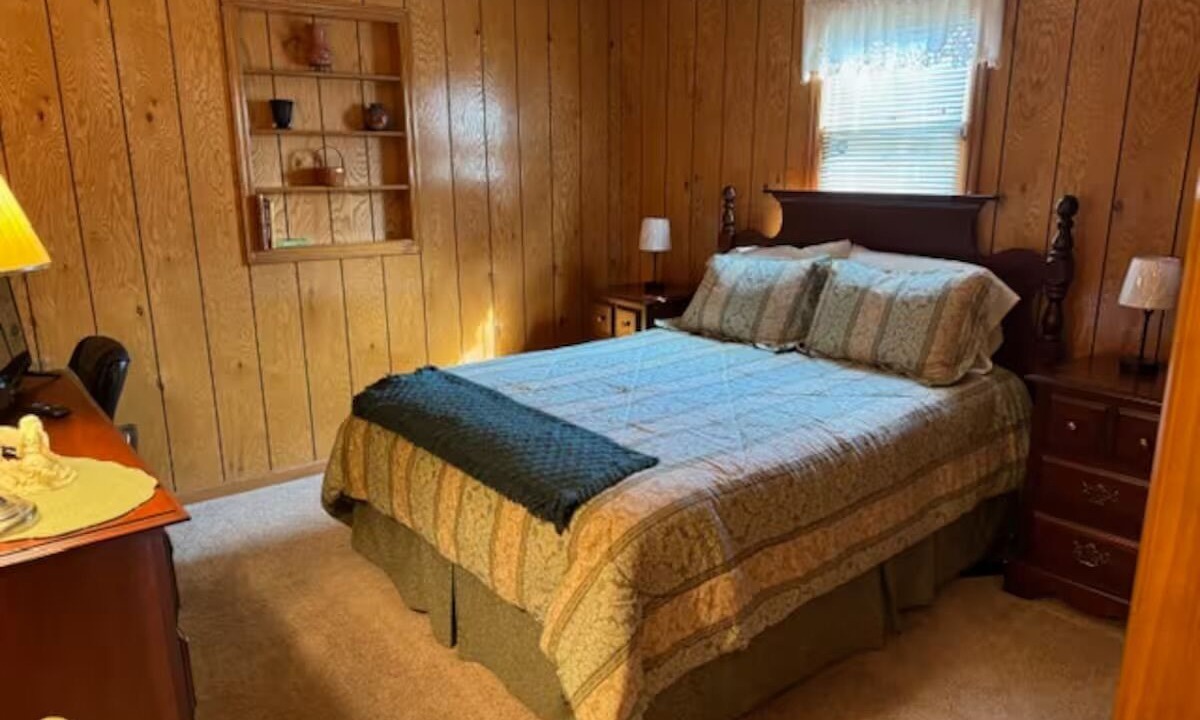 Photo of Bedroom in Byrdstown