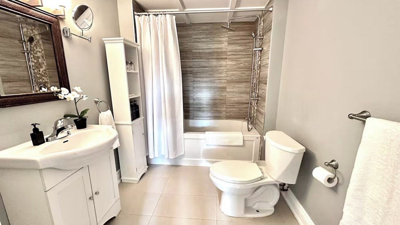 Photo of Bathroom in Lakeview