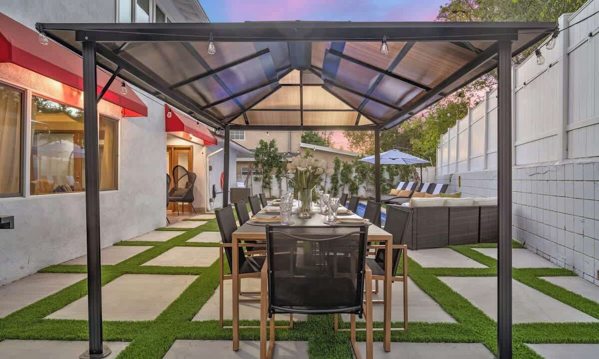 Photo of Outdoor in Woodland Hills