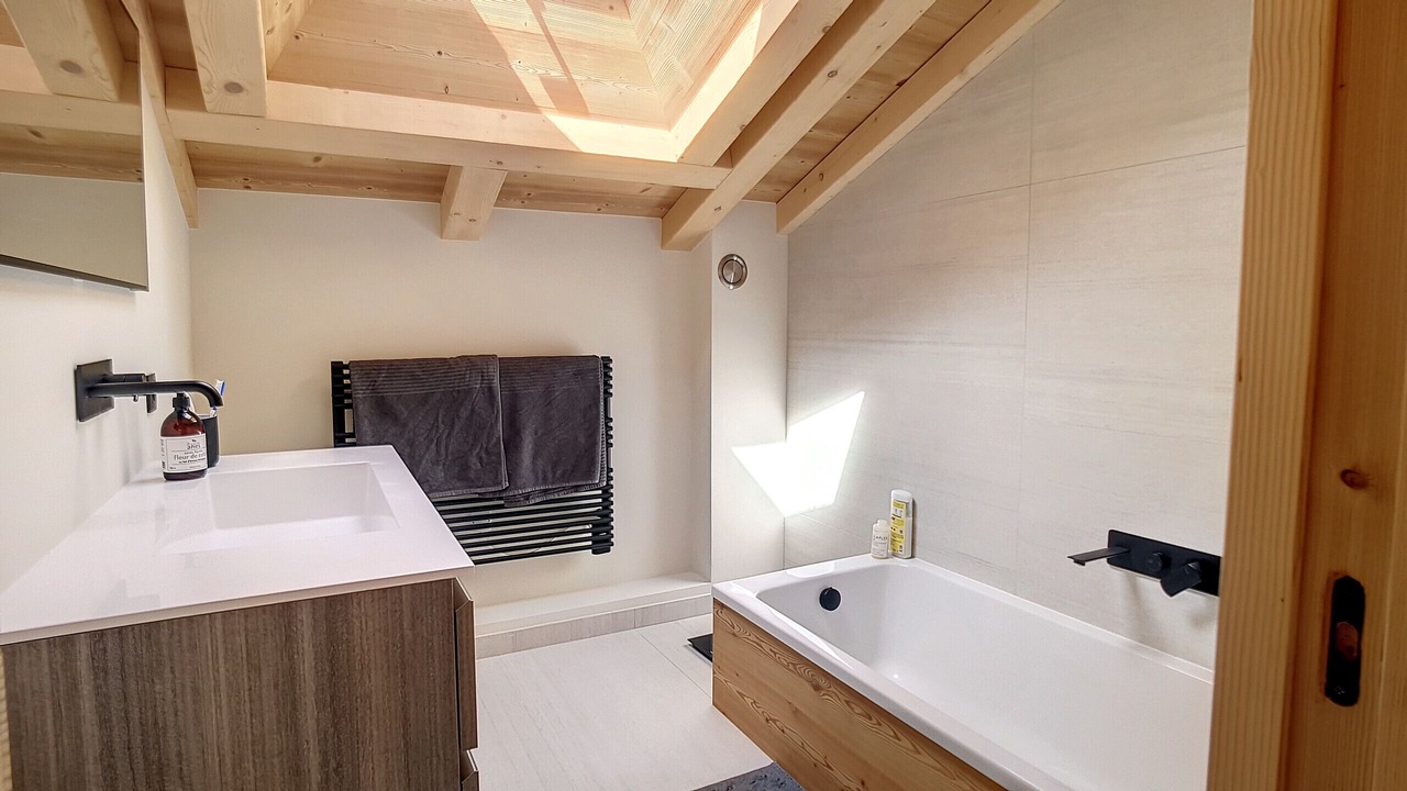 Photo of Bathroom in Demi-Quartier