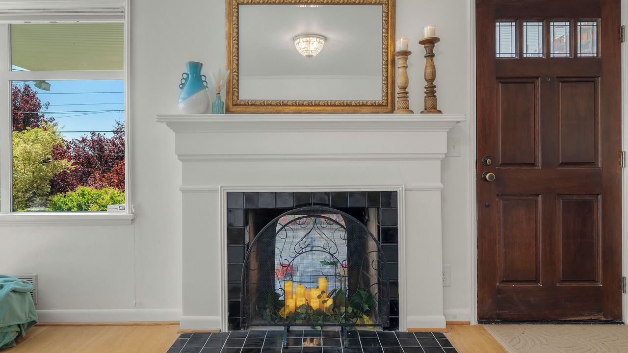 Photo of Livingroom in North Queen Anne