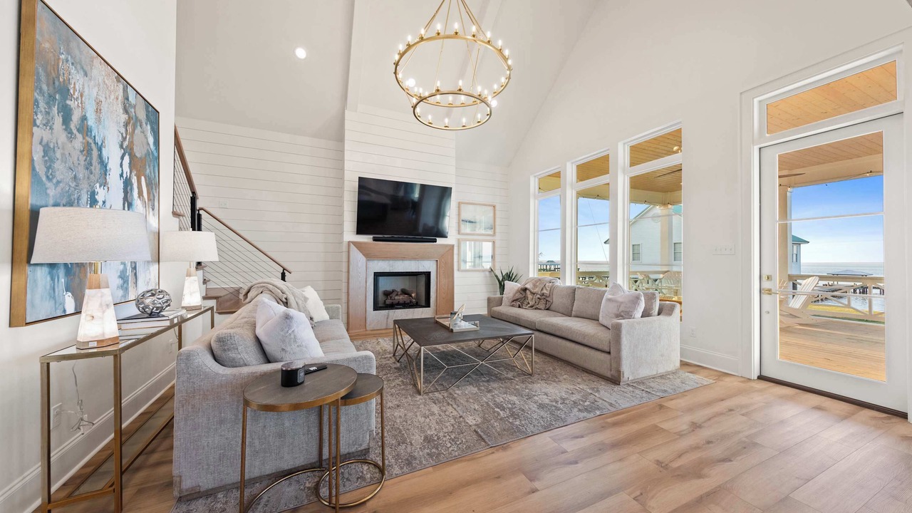 Photo of Livingroom in Cypremort Point