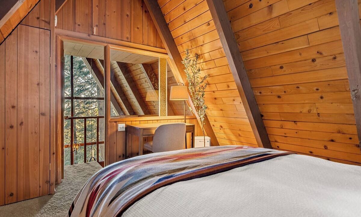 Photo of Bedroom in Crestline
