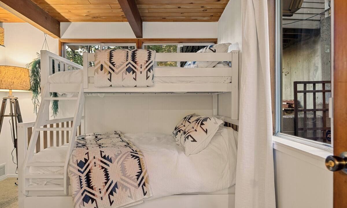 Photo of Bedroom in Crestline