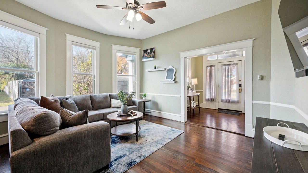 Photo of Livingroom in Junius Heights