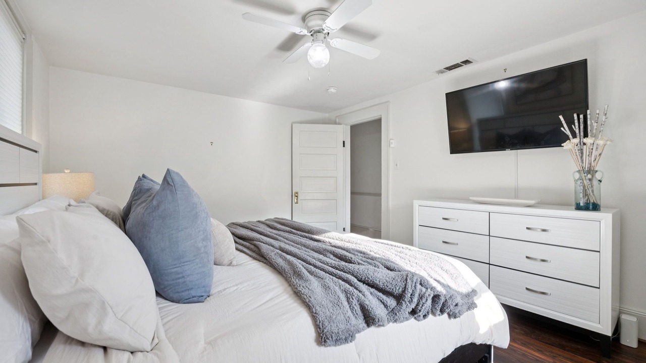 Photo of Bedroom in Junius Heights