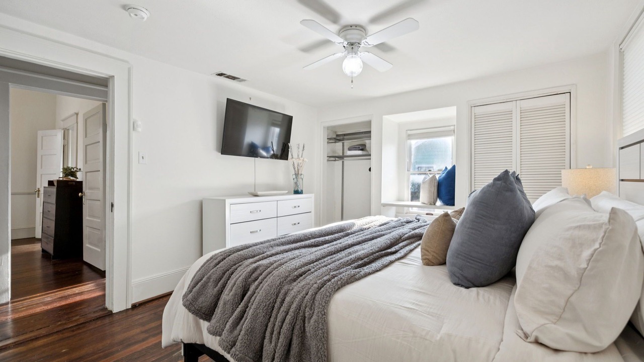 Photo of Bedroom in Junius Heights