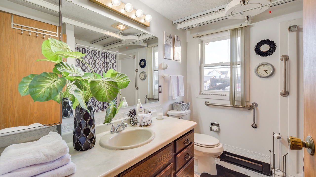 Photo of Bathroom in Siren