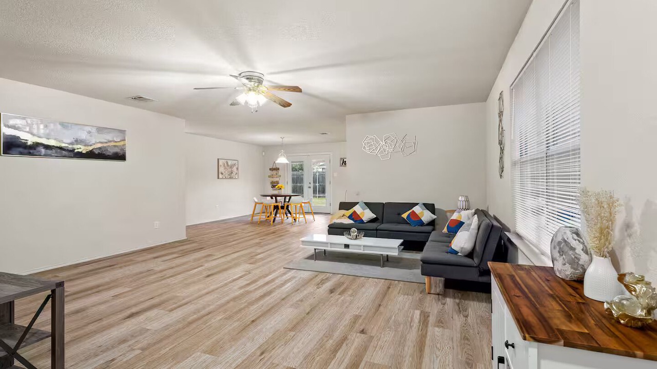 Photo of Livingroom in Handley