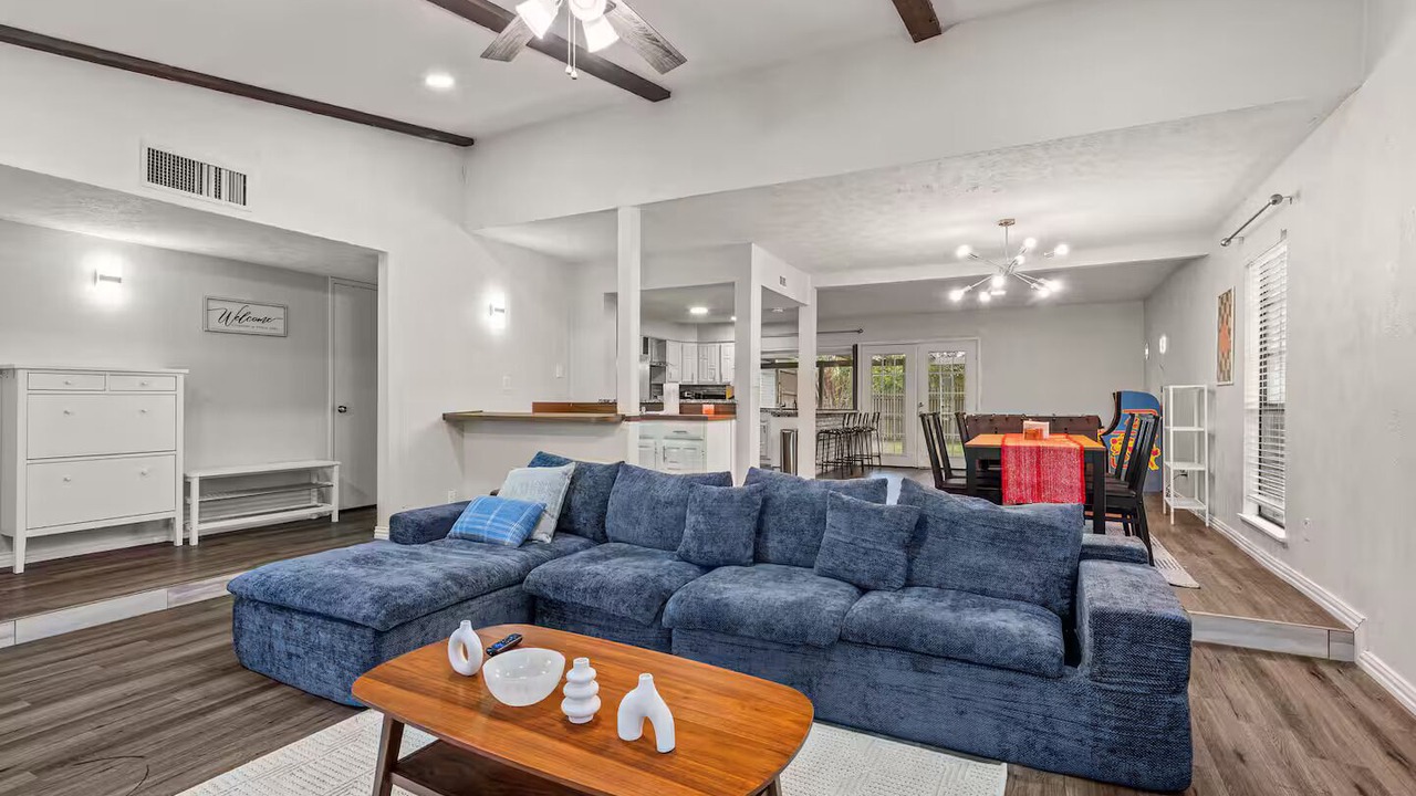 Photo of Livingroom in Northeast Carrollton