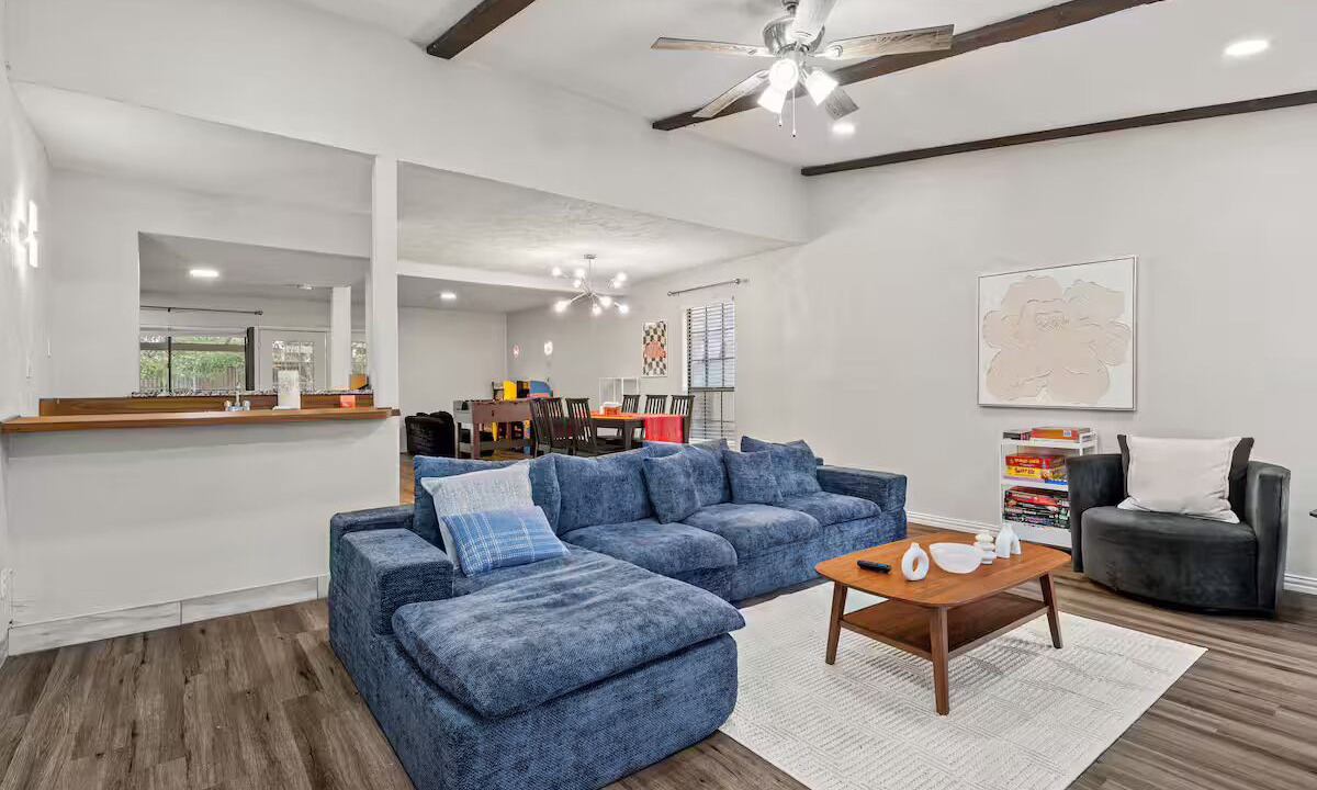 Photo of Livingroom in Northeast Carrollton