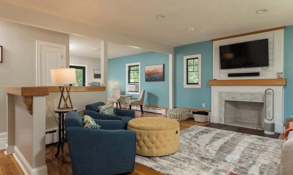 Photo of Livingroom in Woburn