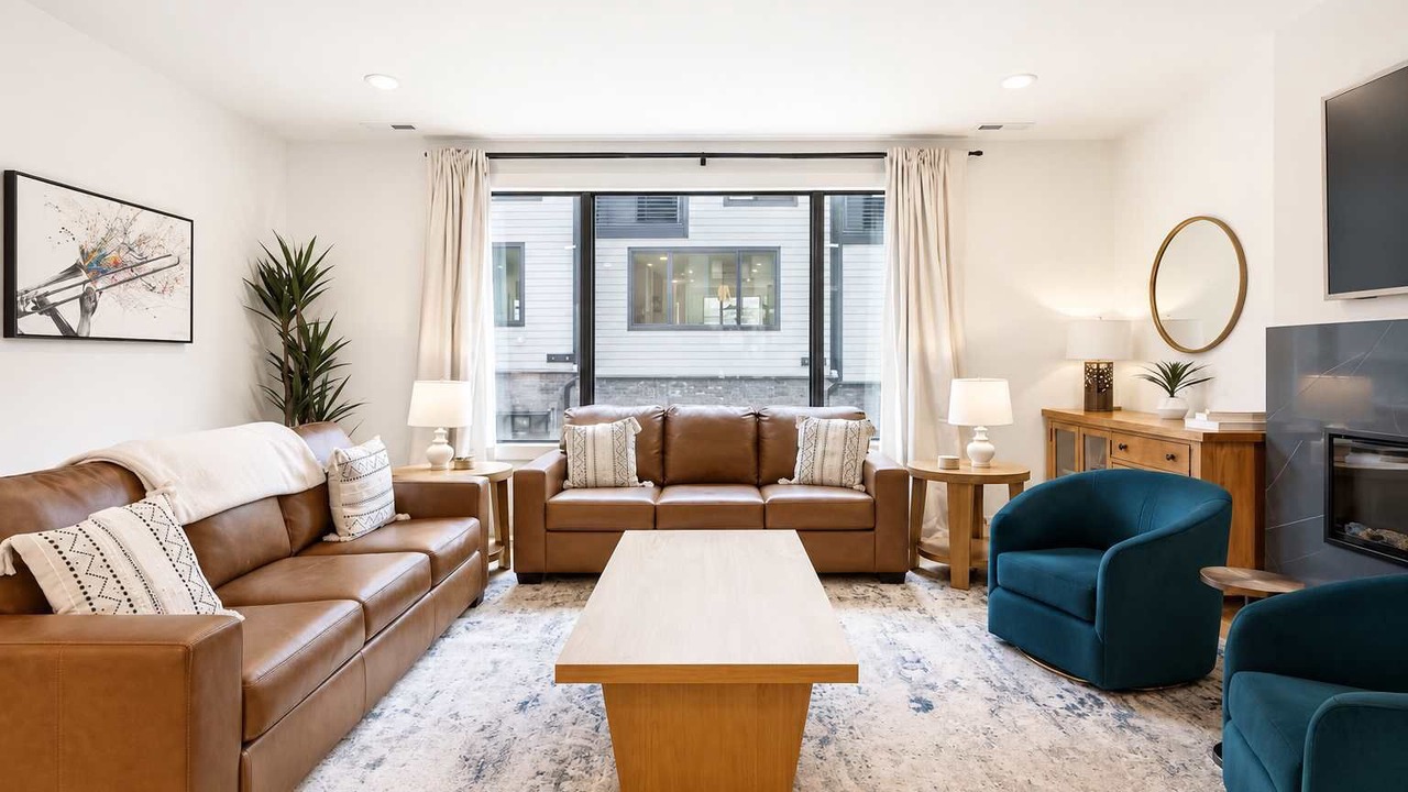 Photo of Livingroom in Hurwood Heights