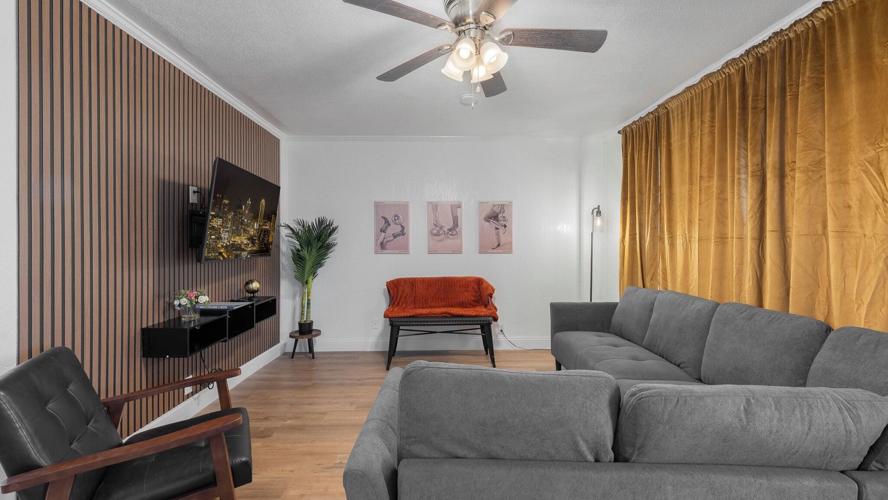 Photo of Livingroom in Westworth Village