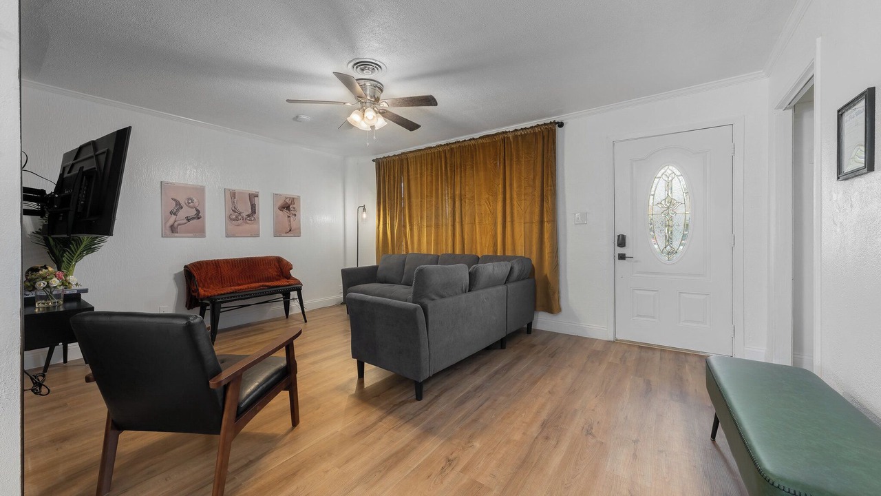 Photo of Livingroom in Westworth Village