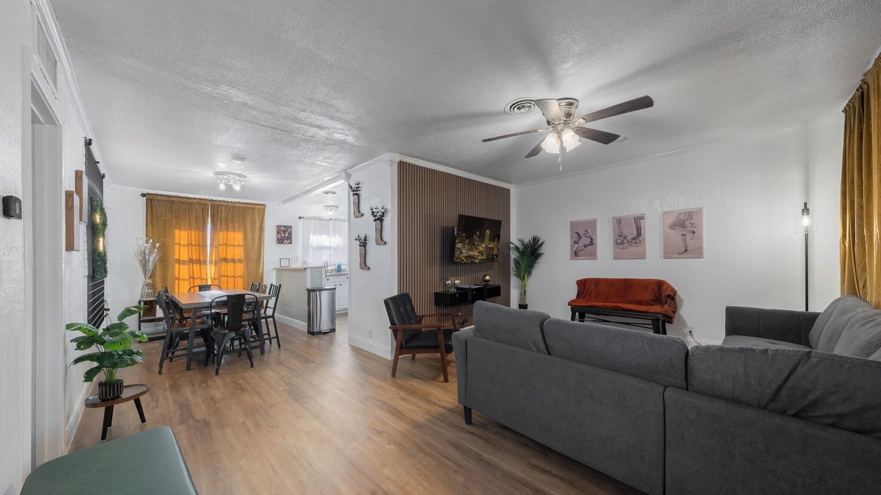 Photo of Livingroom in Westworth Village