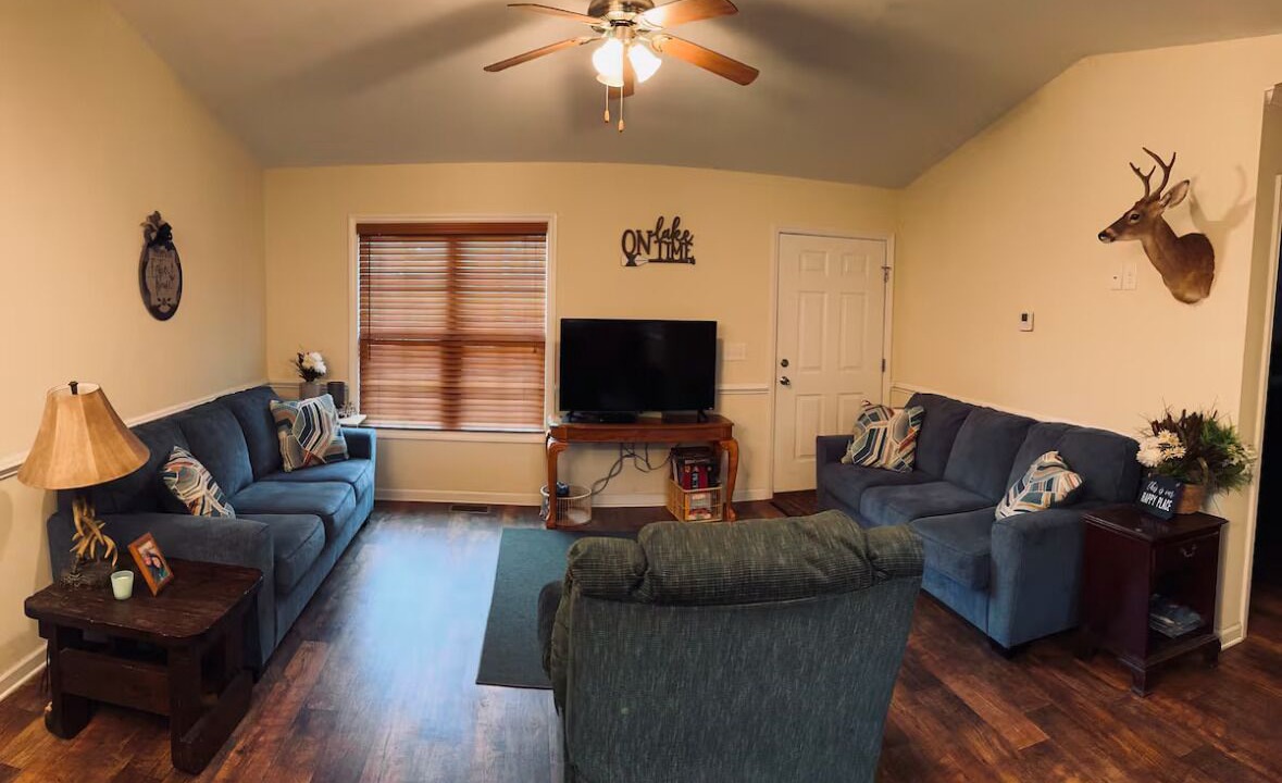 Photo of Livingroom in Roxboro