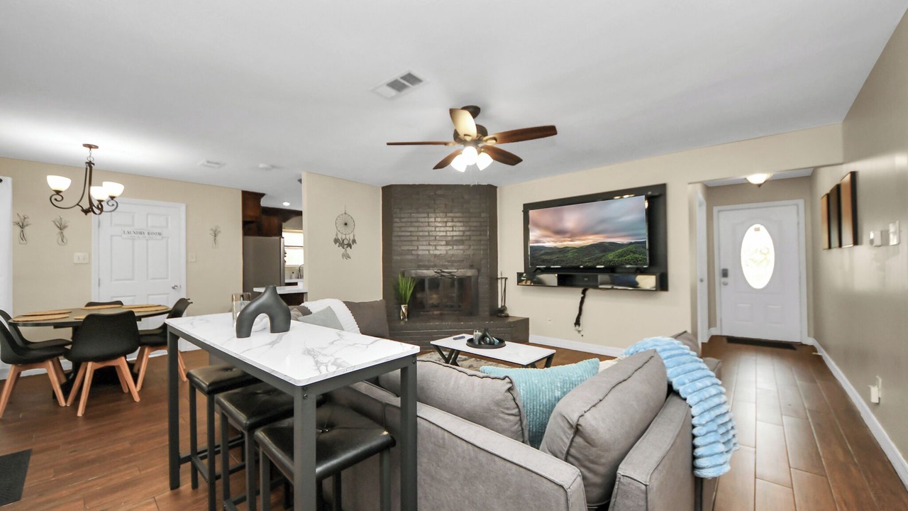 Photo of Livingroom in Woodlake - Briar Meadow