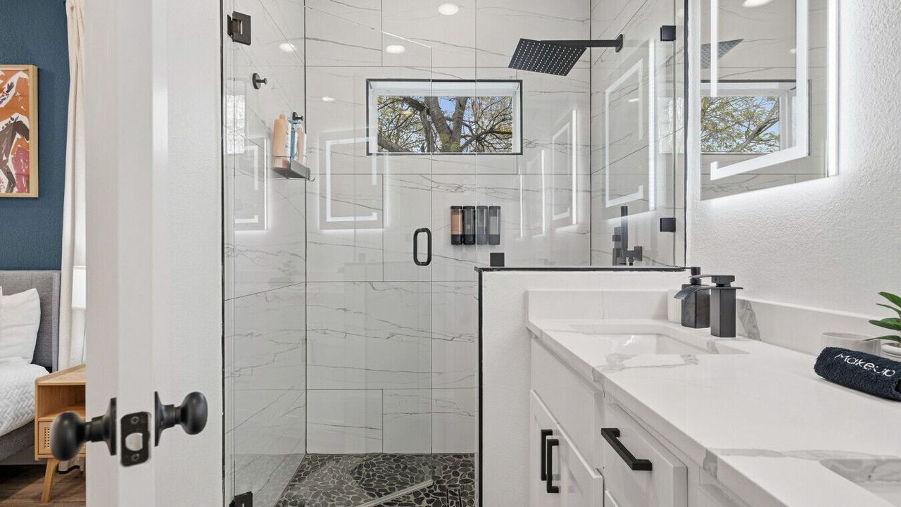 Photo of Bathroom in Montopolis