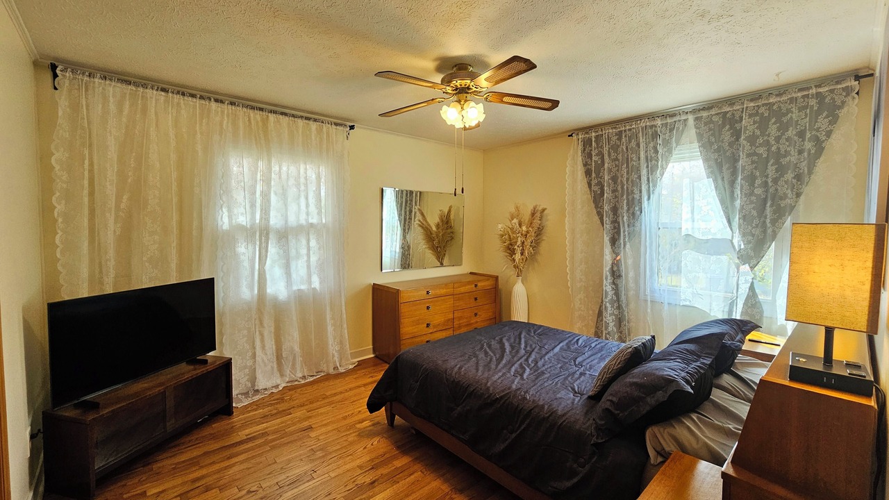 Photo of Bedroom in Oak Ridge