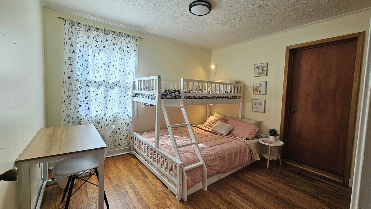 Photo of Bedroom in Oak Ridge