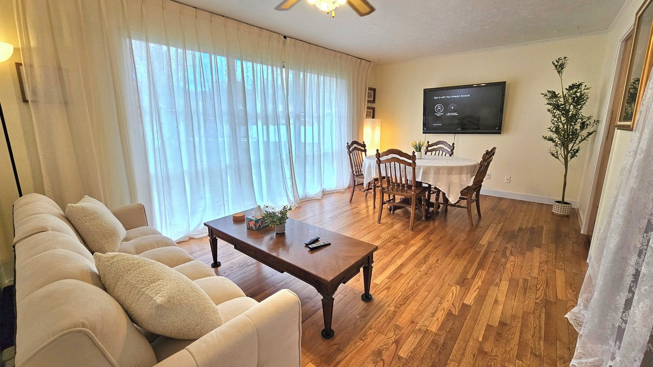 Photo of Livingroom in Oak Ridge