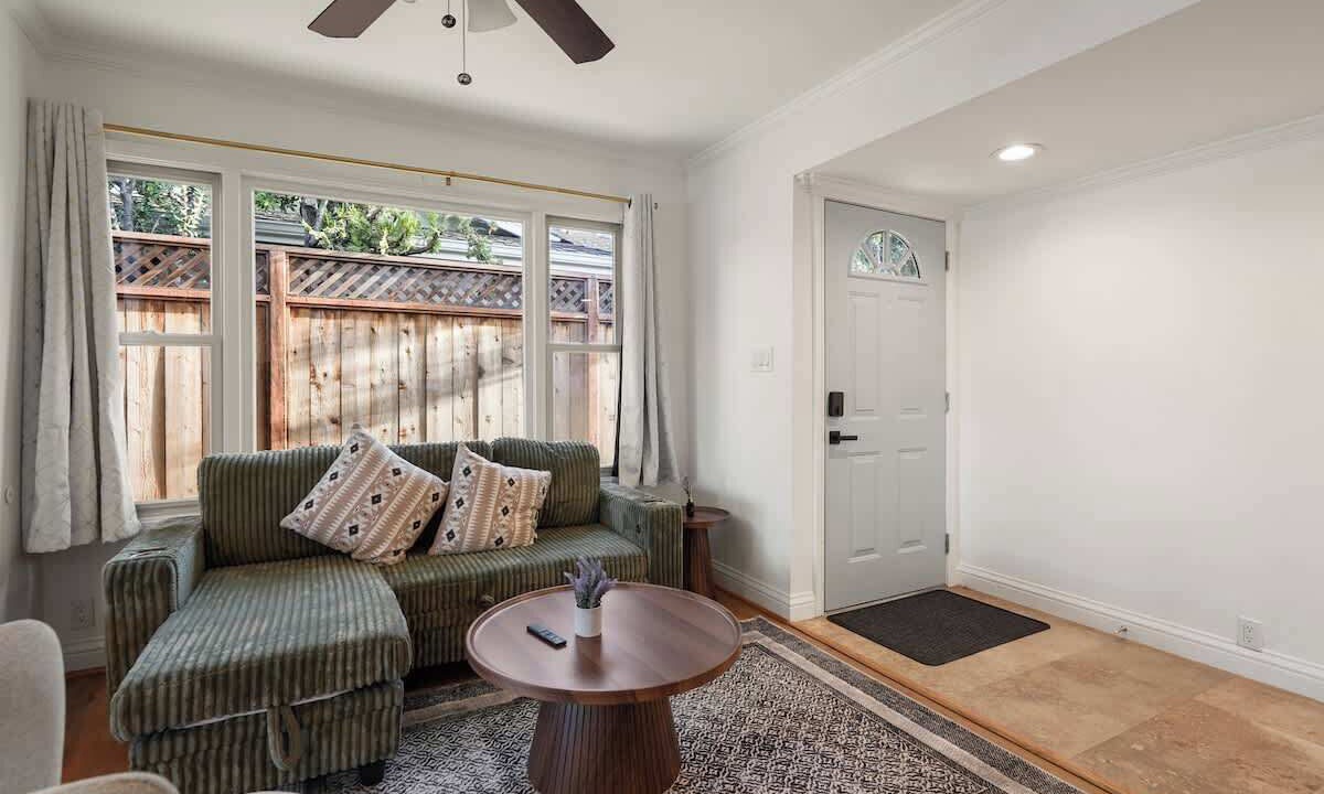 Photo of Livingroom in East San Mateo