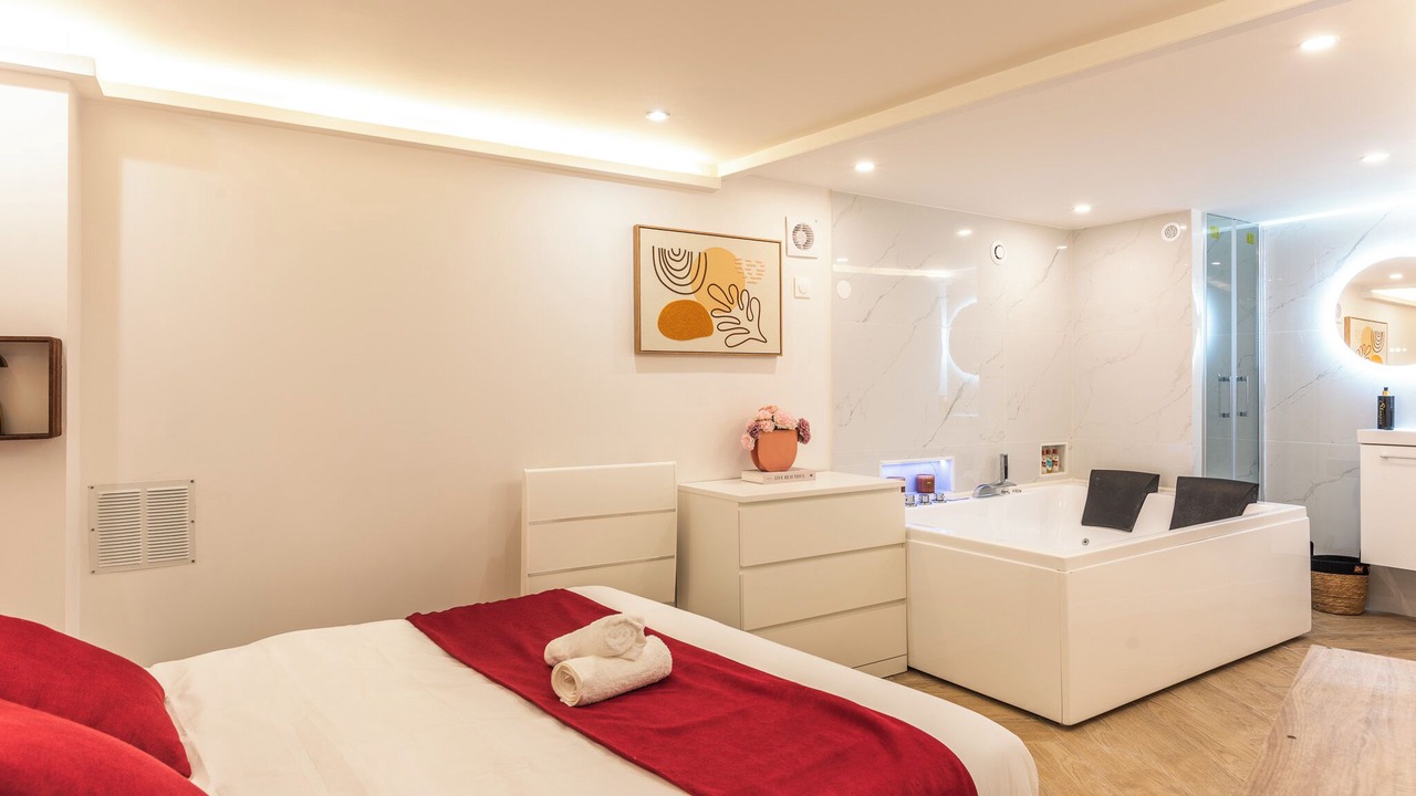 Photo of Bedroom in Pere Lachaise