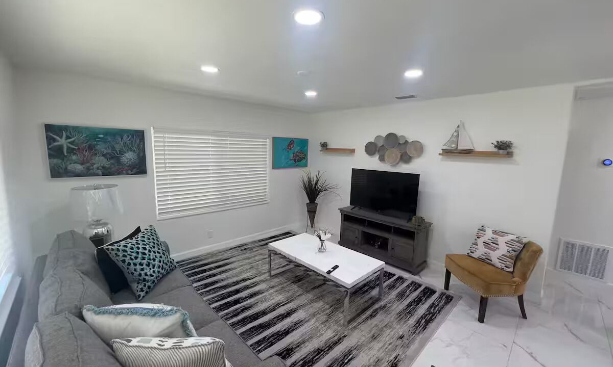 Photo of Livingroom in Dover Manor