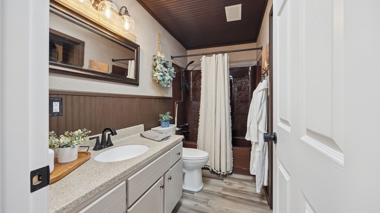 Photo of Bathroom in Maple Lake