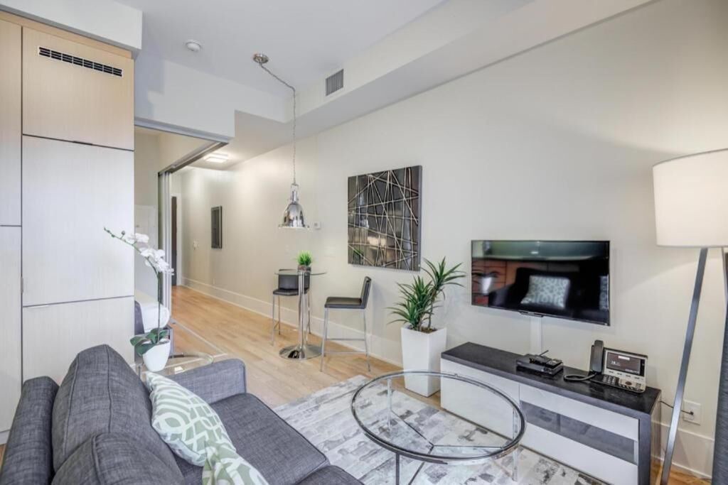Photo of Livingroom in Toronto Entertainment District