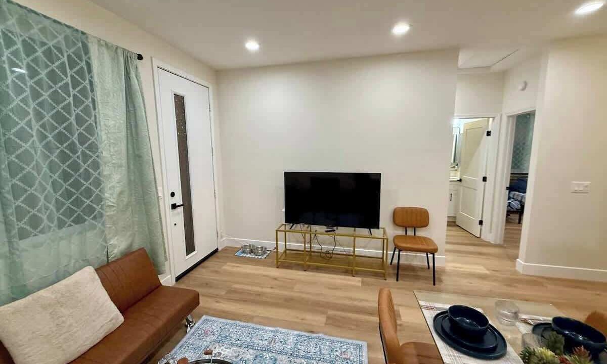 Photo of Livingroom in East Grove