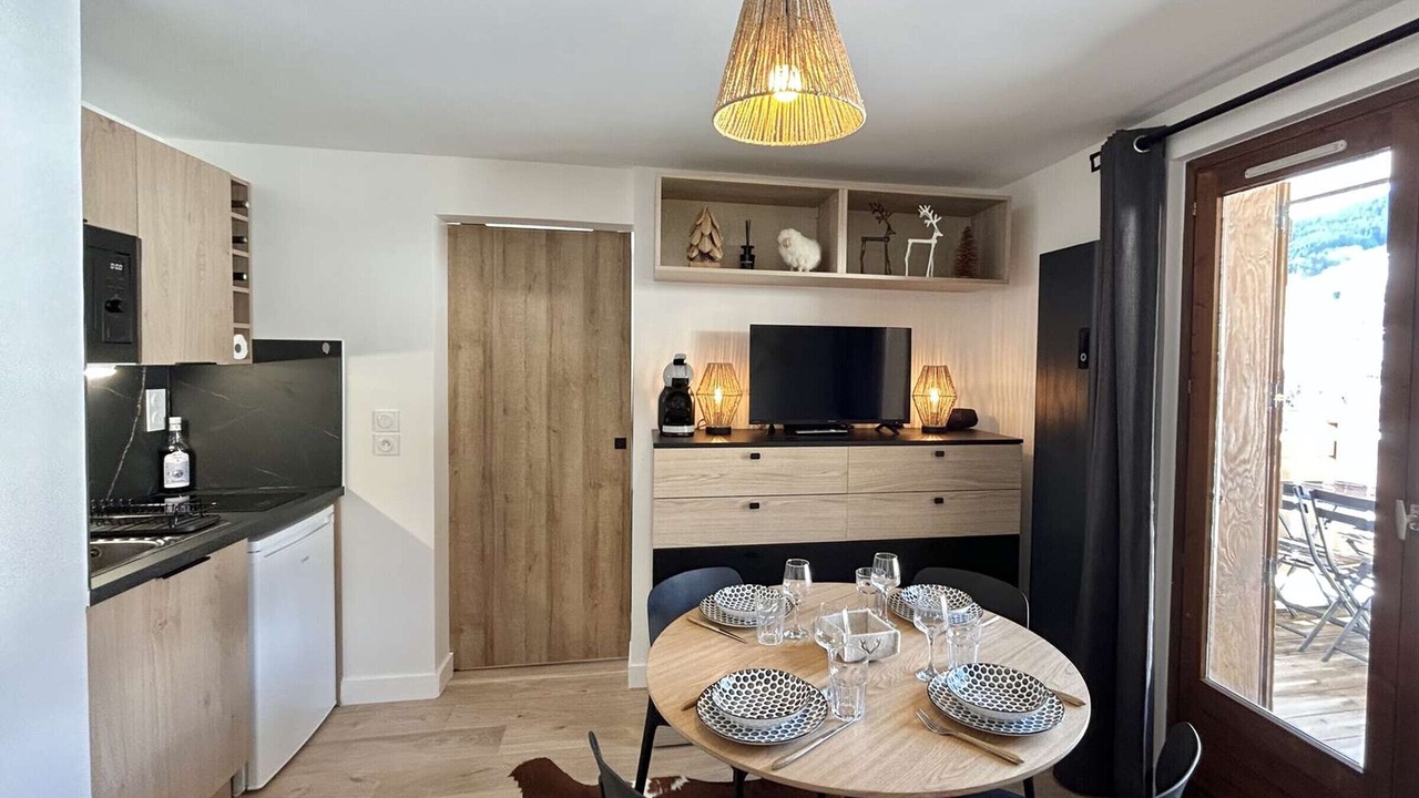 Photo of Others in Demi-Quartier