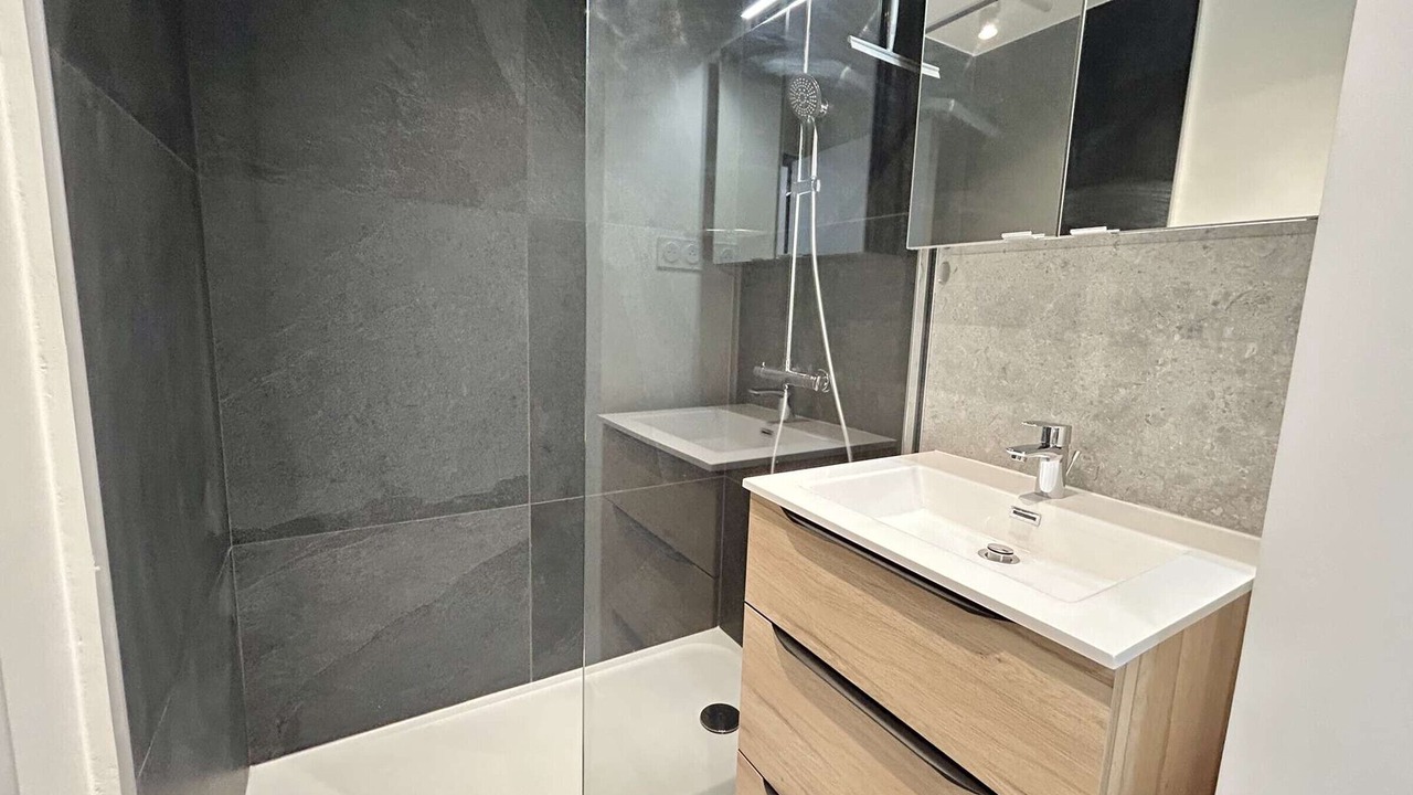 Photo of Bathroom in Demi-Quartier