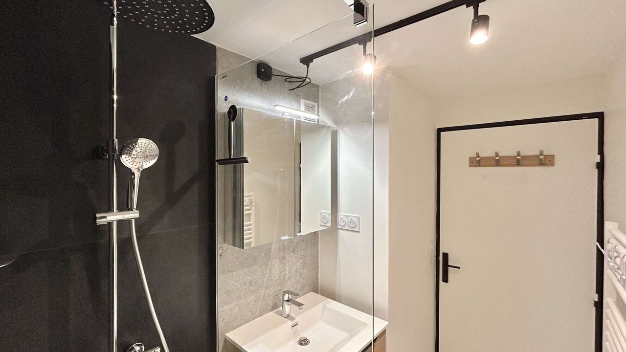 Photo of Bathroom in Demi-Quartier