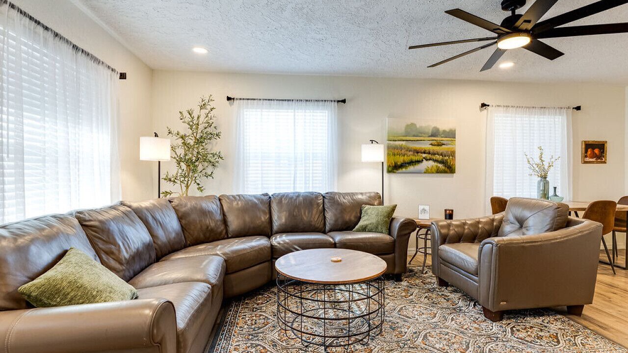 Photo of Livingroom in Ada