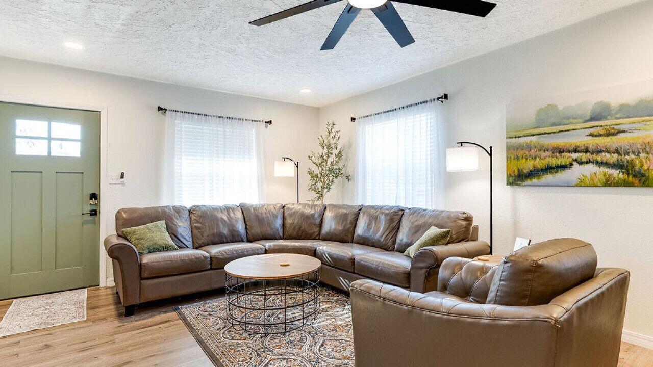 Photo of Livingroom in Ada