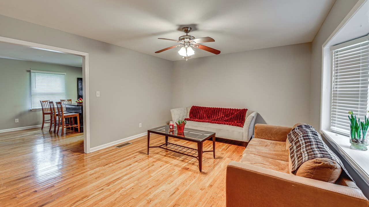 Photo of Livingroom in Midway