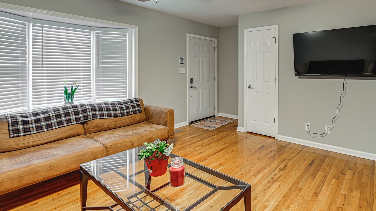 Photo of Livingroom in Midway