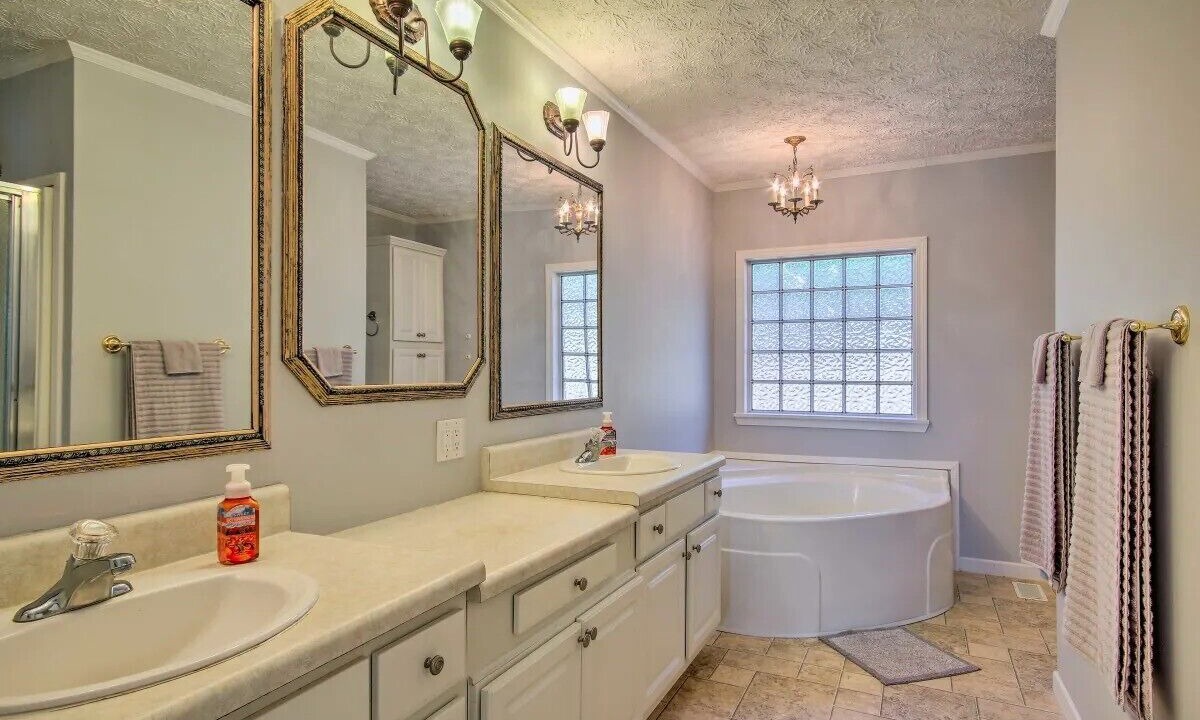 Photo of Bathroom in Iva