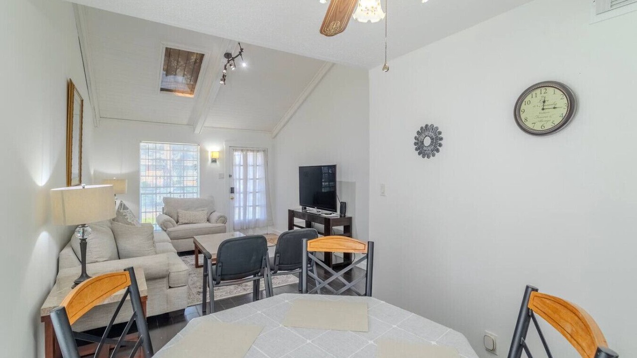 Photo of Livingroom in Memorial