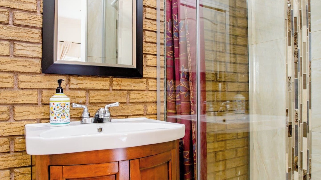 Photo of Bathroom in Saint-Hubert