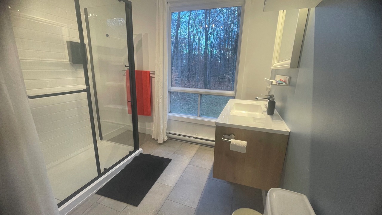 Photo of Bathroom in Saint-Pierre-de-l'lle-d'Orleans