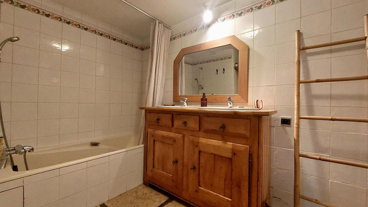 Photo of Bathroom in Arc-1800