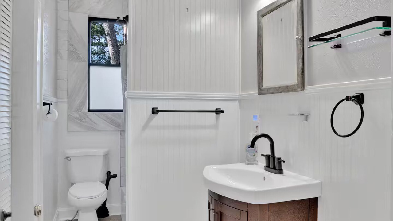 Photo of Bathroom in Highland Historic District