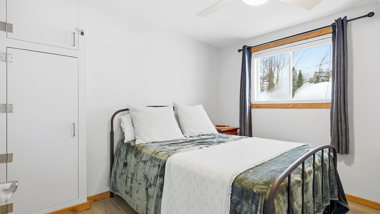 Photo of Bedroom in Adstock