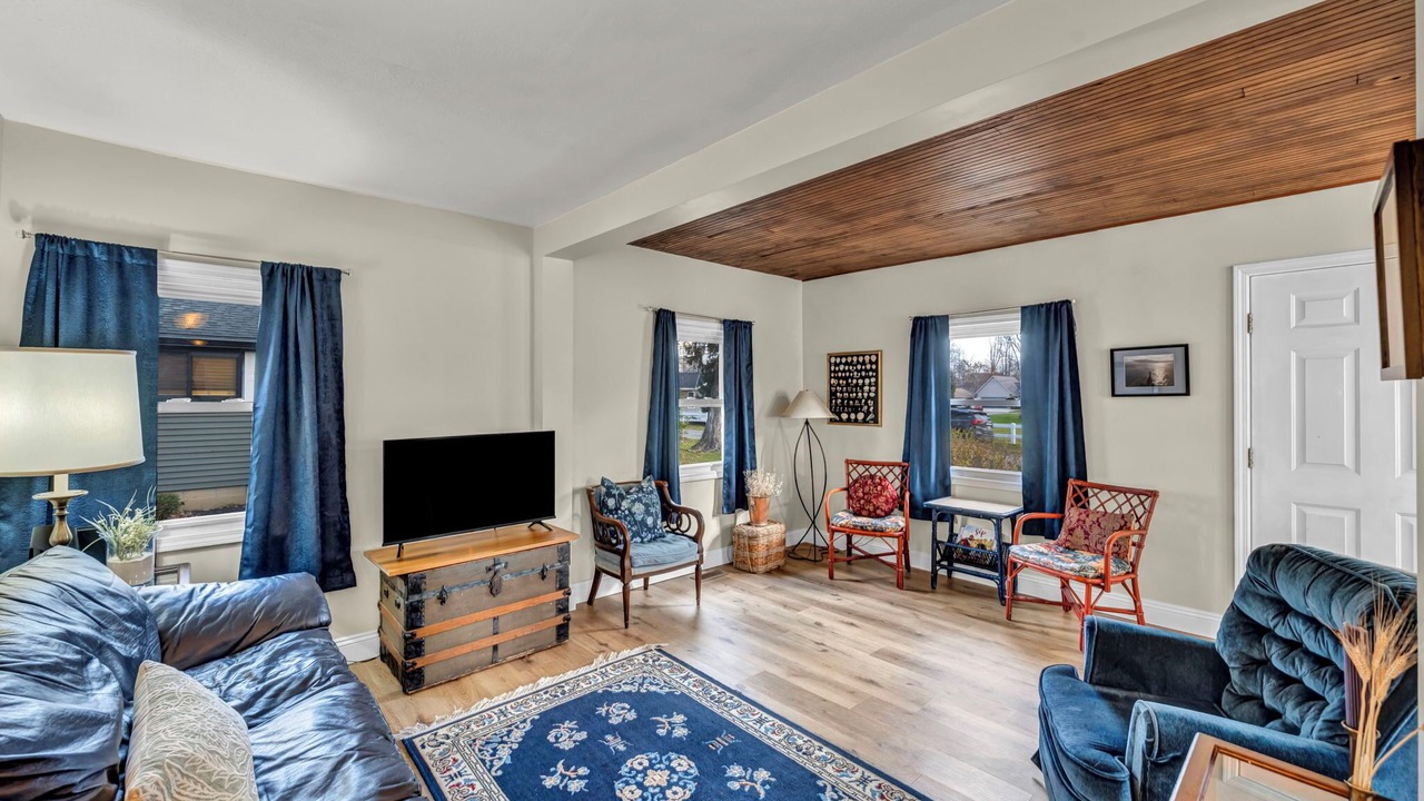 Photo of Livingroom in Madison-on-the-Lake