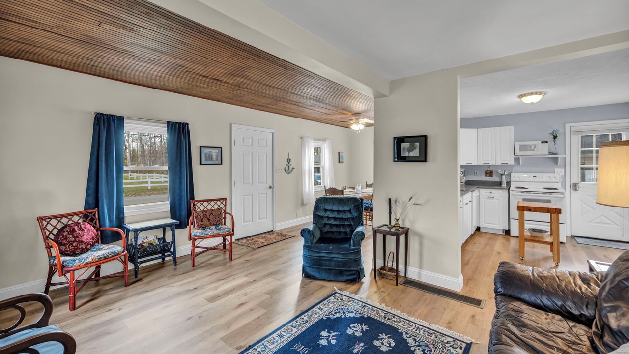 Photo of Livingroom in Madison-on-the-Lake