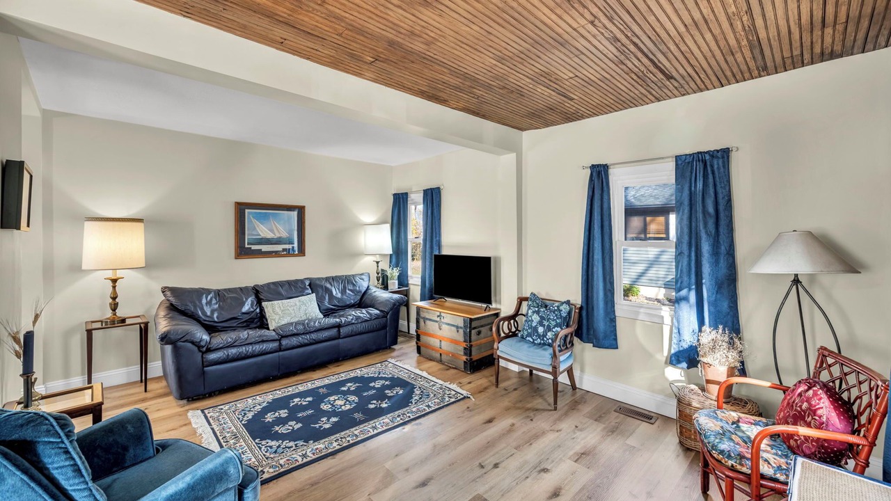 Photo of Livingroom in Madison-on-the-Lake